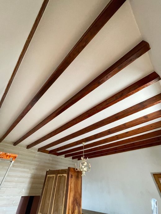 Un plafond blanc