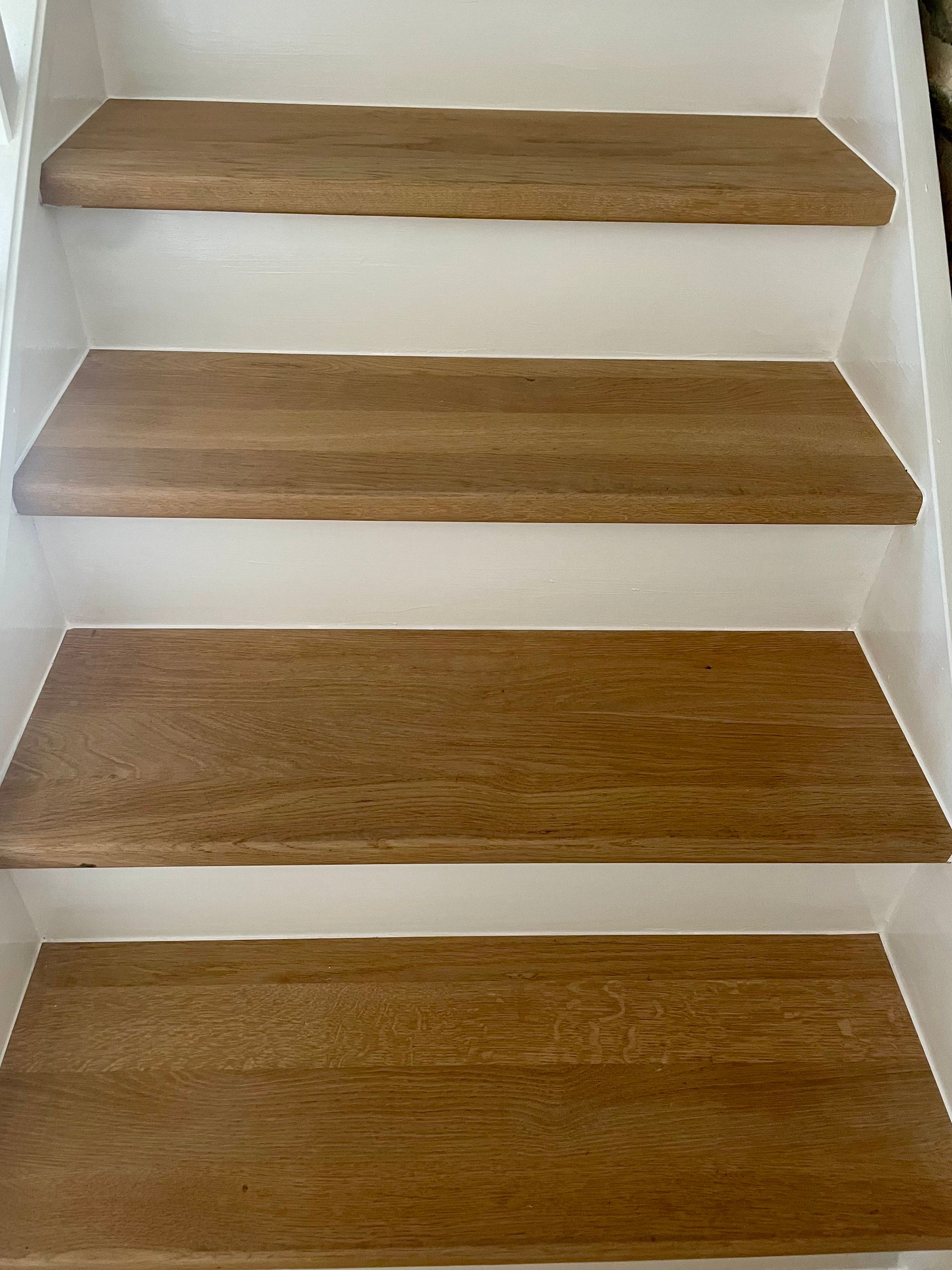 Des marches d'escalier en bois