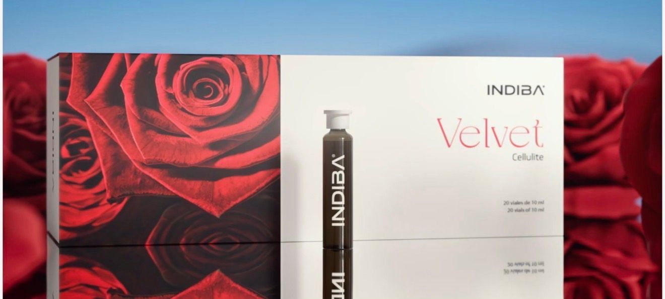 Caja con diseño de rosas y producto etiquetado “Velvet Crush”.
