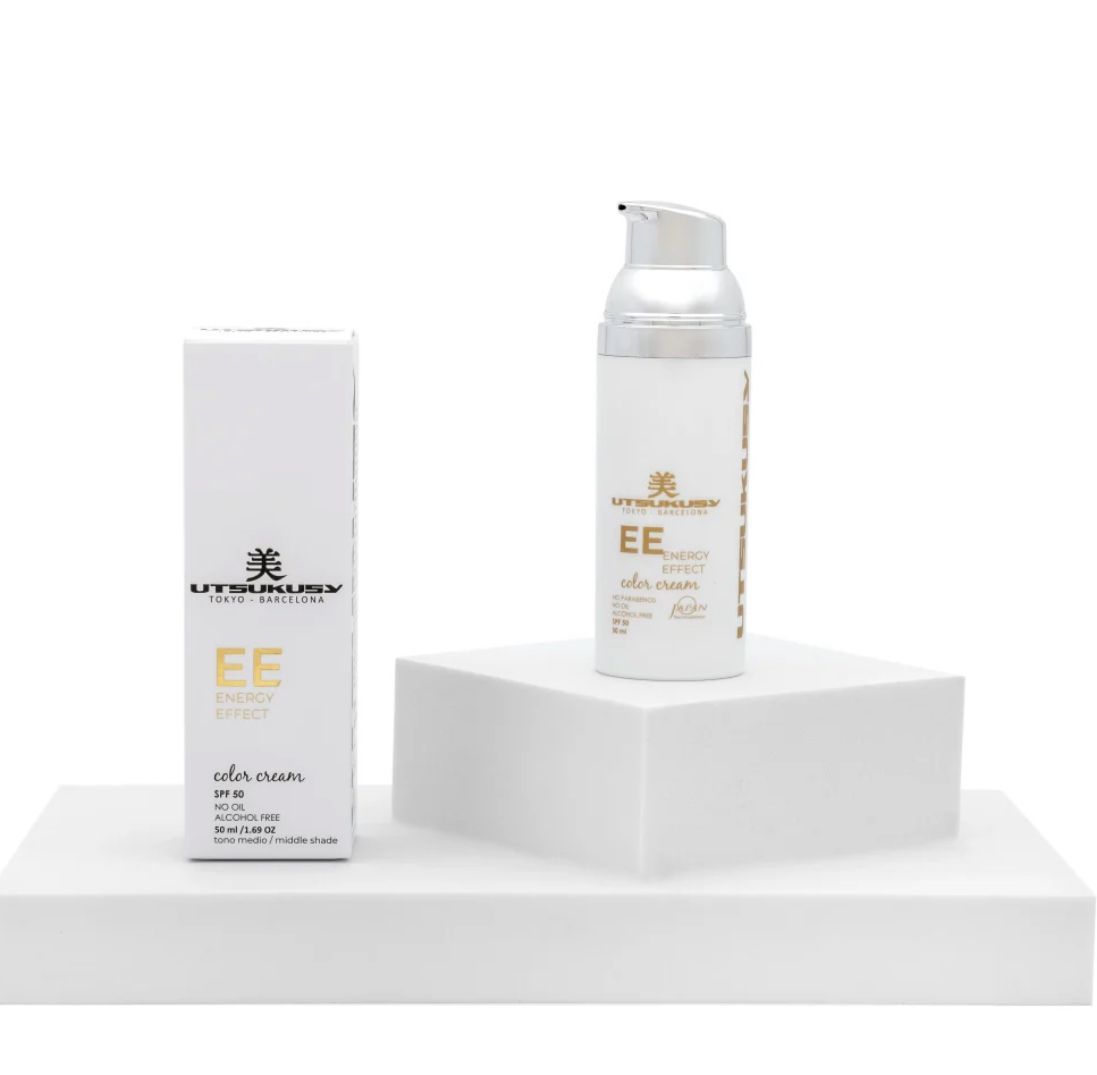 Dos envases de productos para el cuidado de la piel de color blanco sobre una plataforma blanca