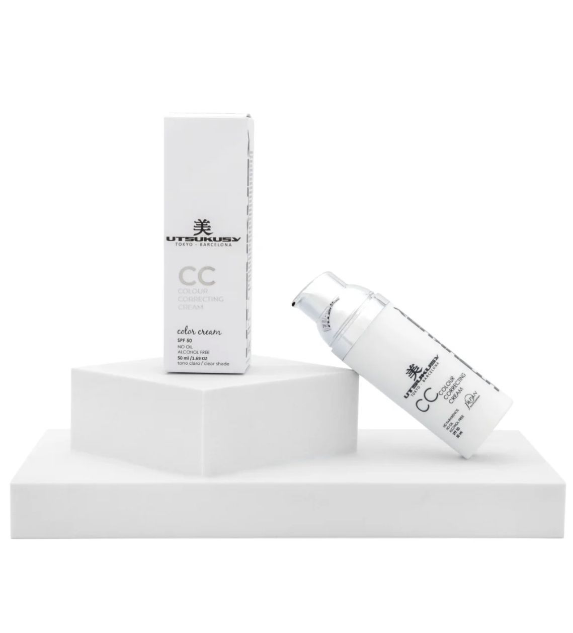 Botellas y envases de productos para el cuidado de la piel de color blanco.