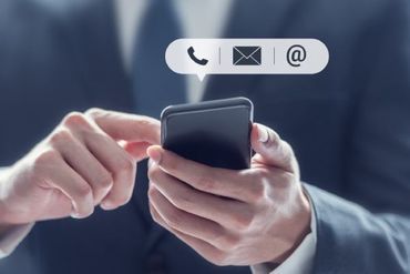 Mies etsii yhteystietoja puhelimelta