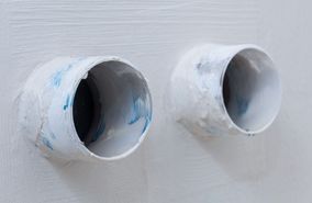 Vesiputket seinässä