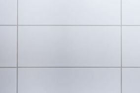 Kylpyhuoneen valkoiset kaakelit