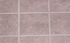 Kylpyhuoneen ruskehtavat lattiakaakelit