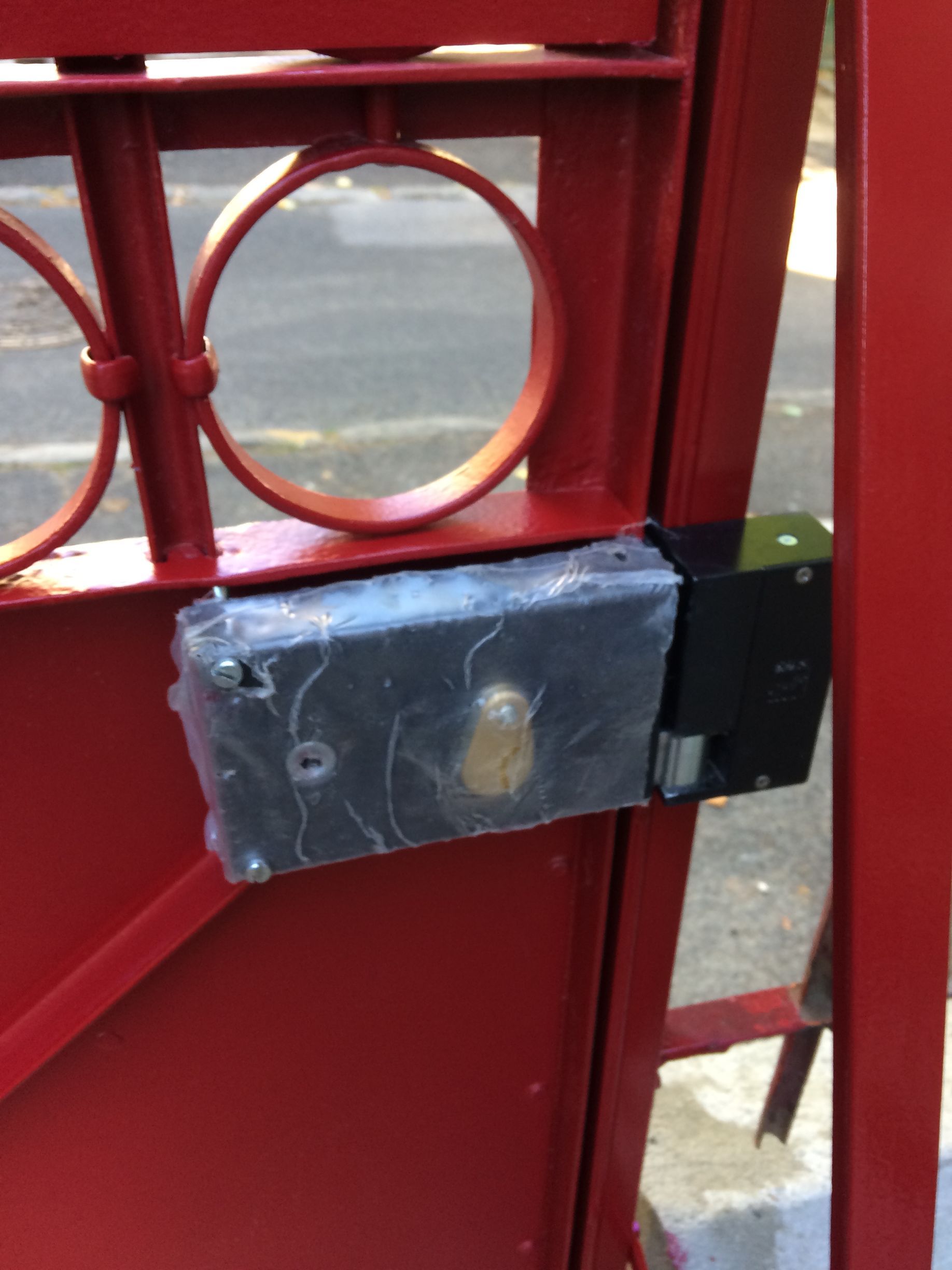 Serrure de portillon rouge