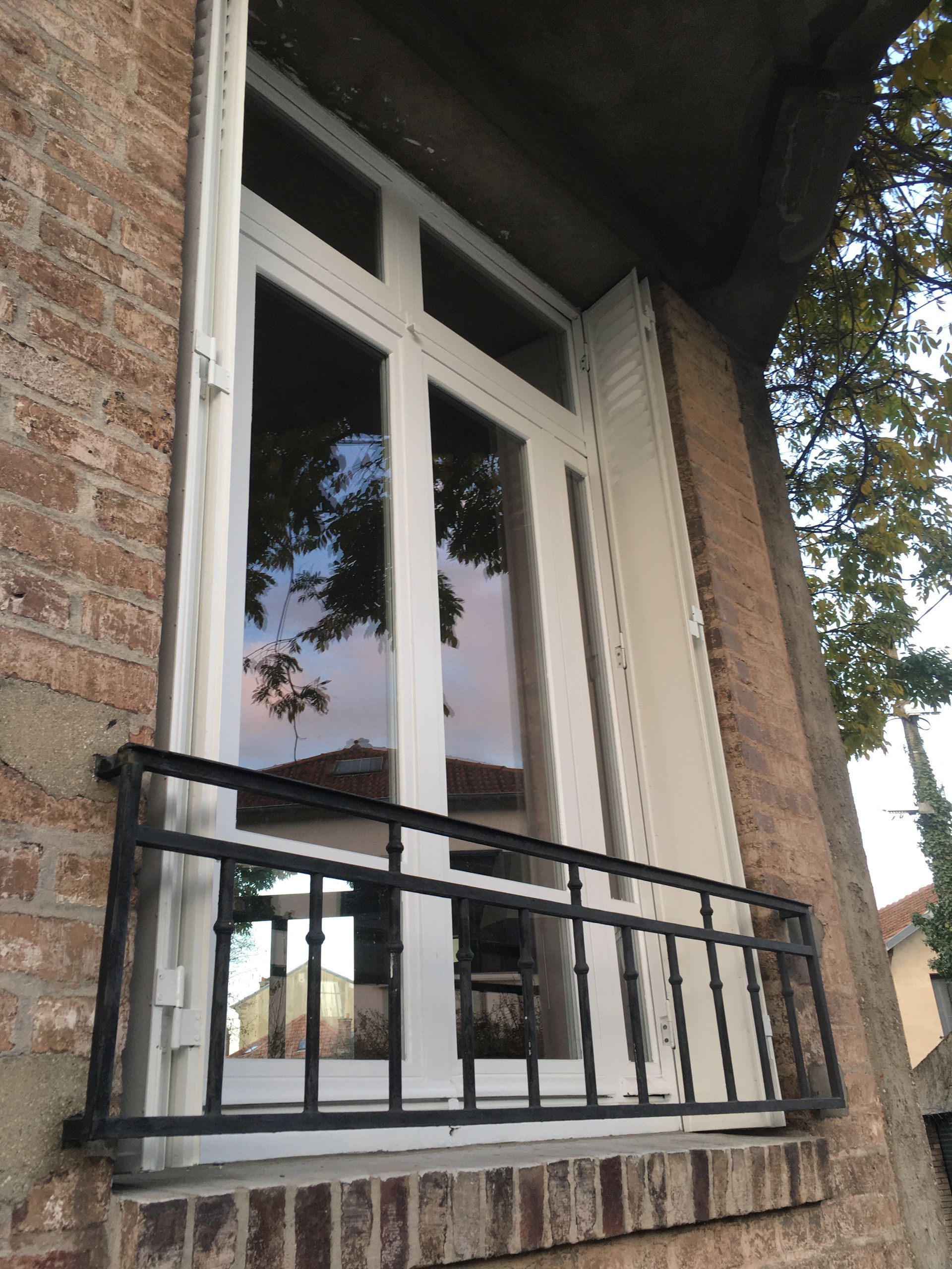 Fenêtre avec persiennes blanches