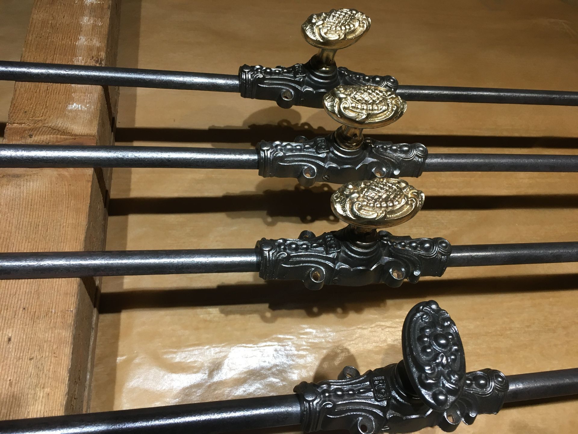 Poignées en métal peintes