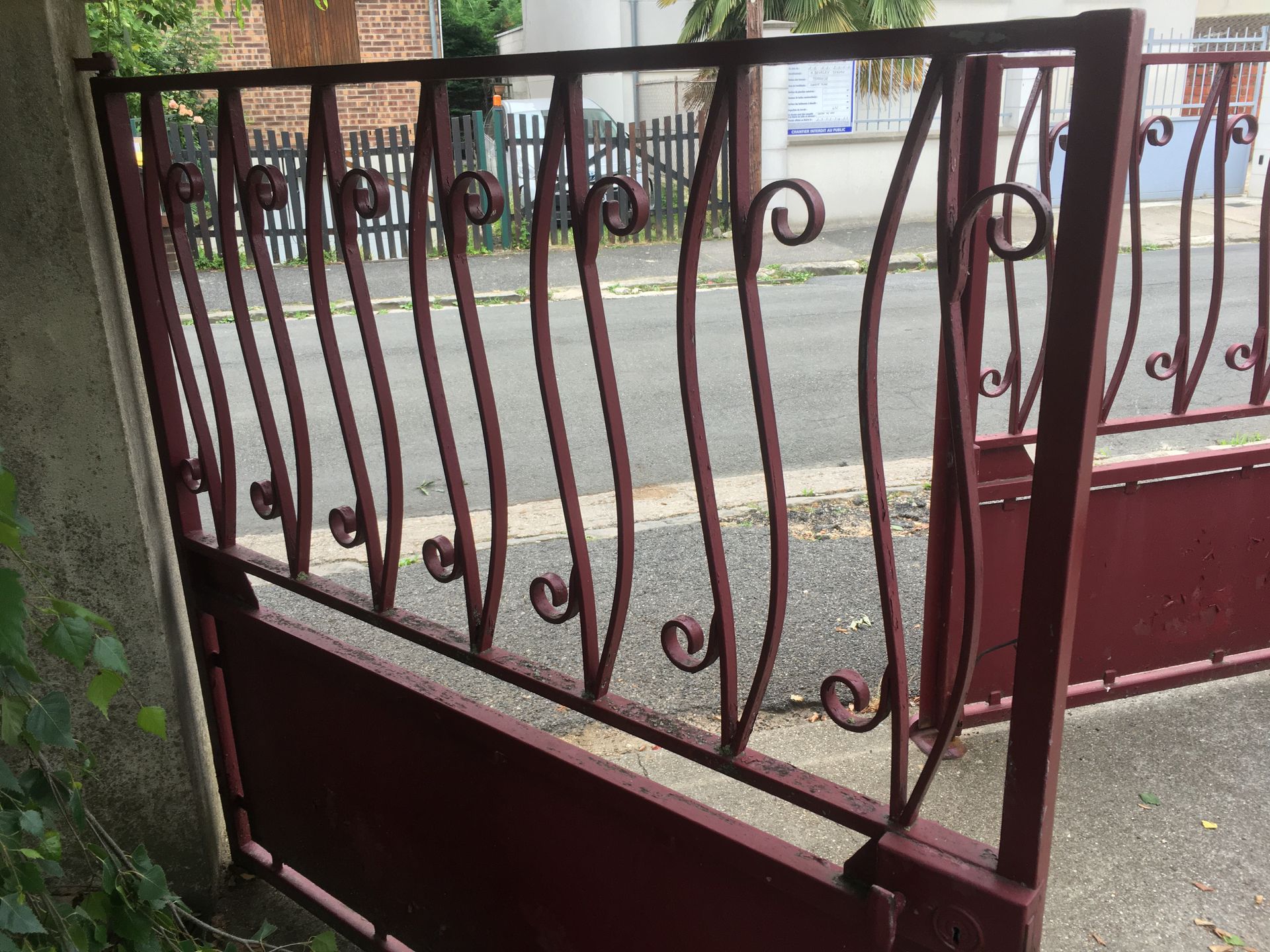 Portail rouge en fer