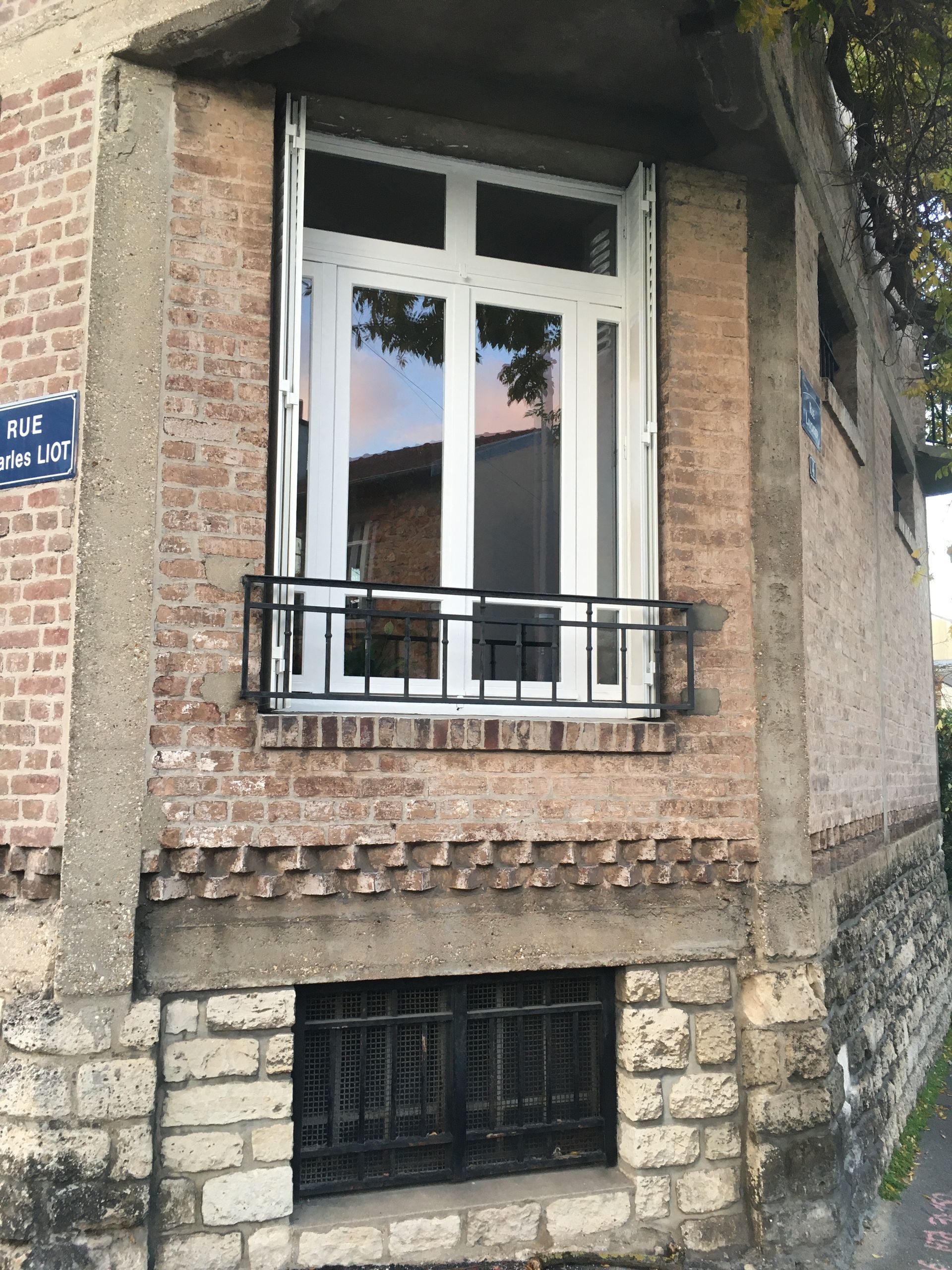 Maison avec fenêtre et persiennes