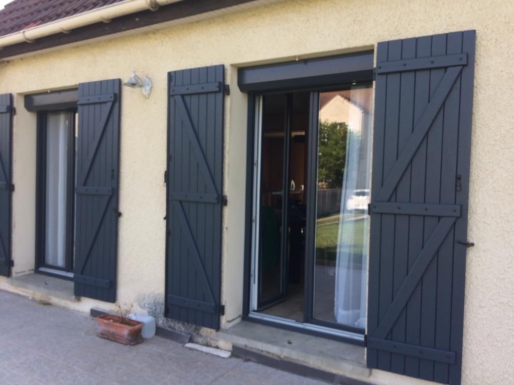 Volets noirs et fenêtre