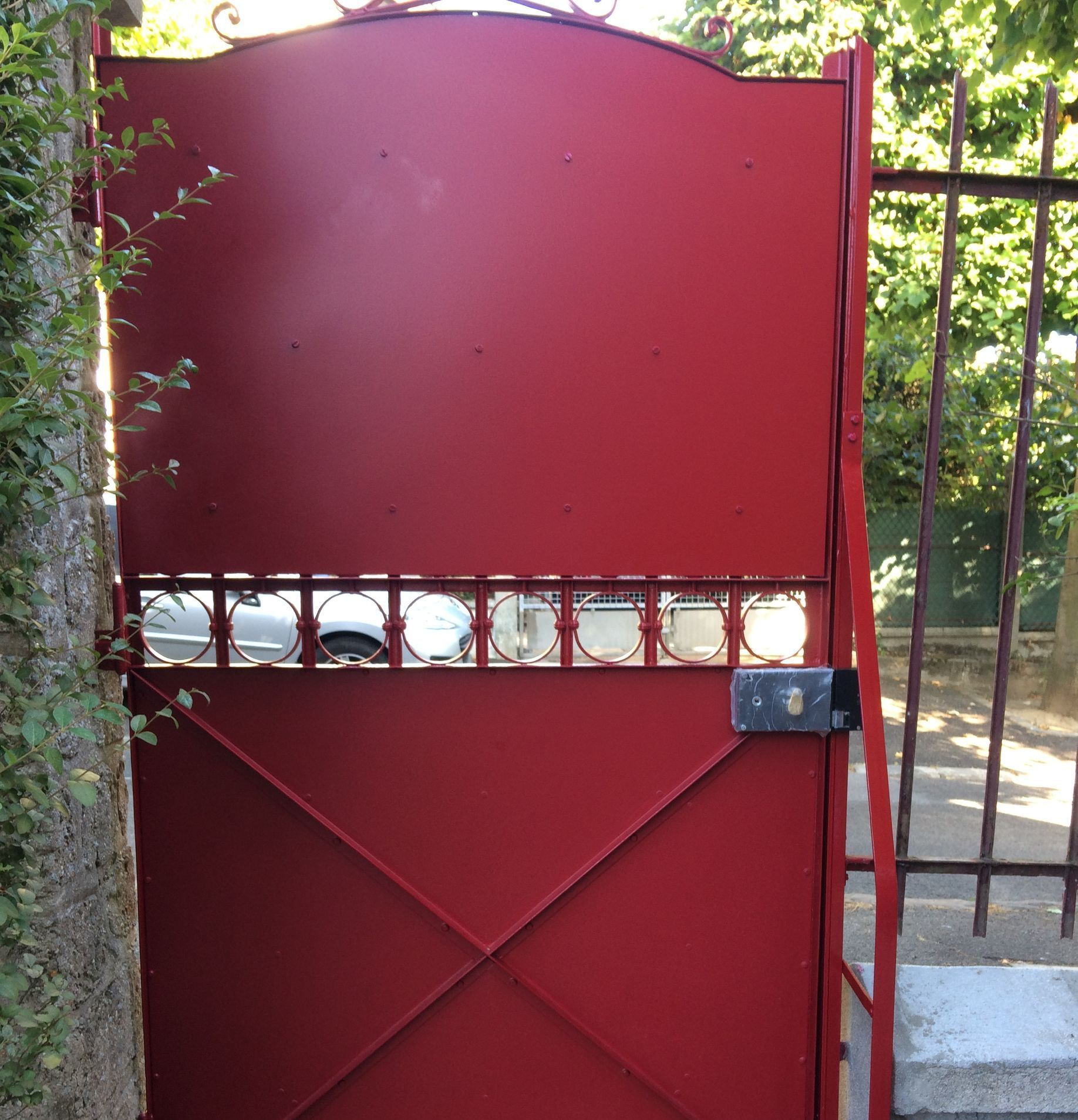 Porte de jardin rouge