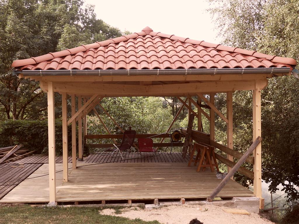 Terrasse d'été couverte