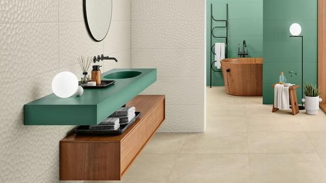 Salle de bains verte avec un carrelage blanc et du mobilier en bois