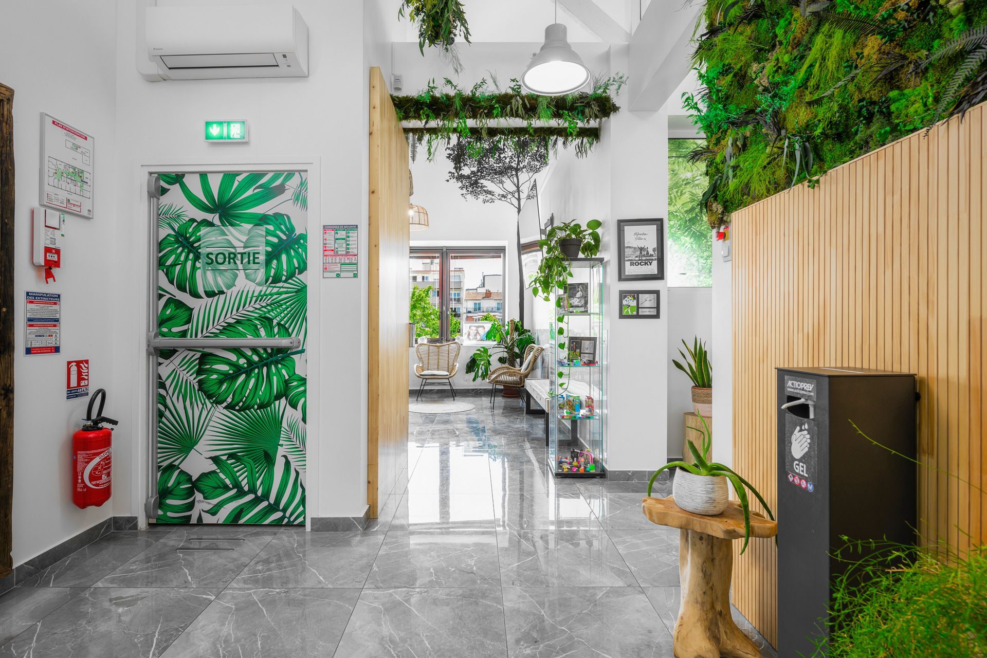 Intérieur du cabinet du Dr Nadia AHAFFAI avec porte de sortie de secours