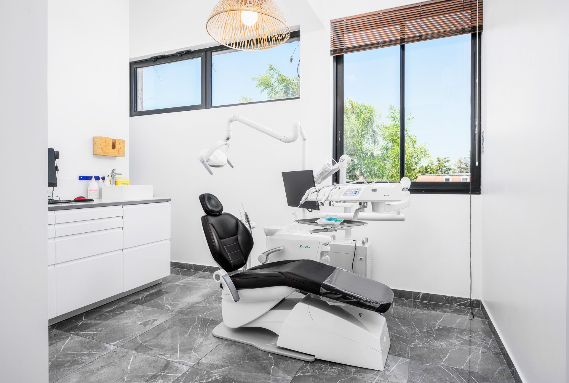 Espace de consultation avec siège et instruments