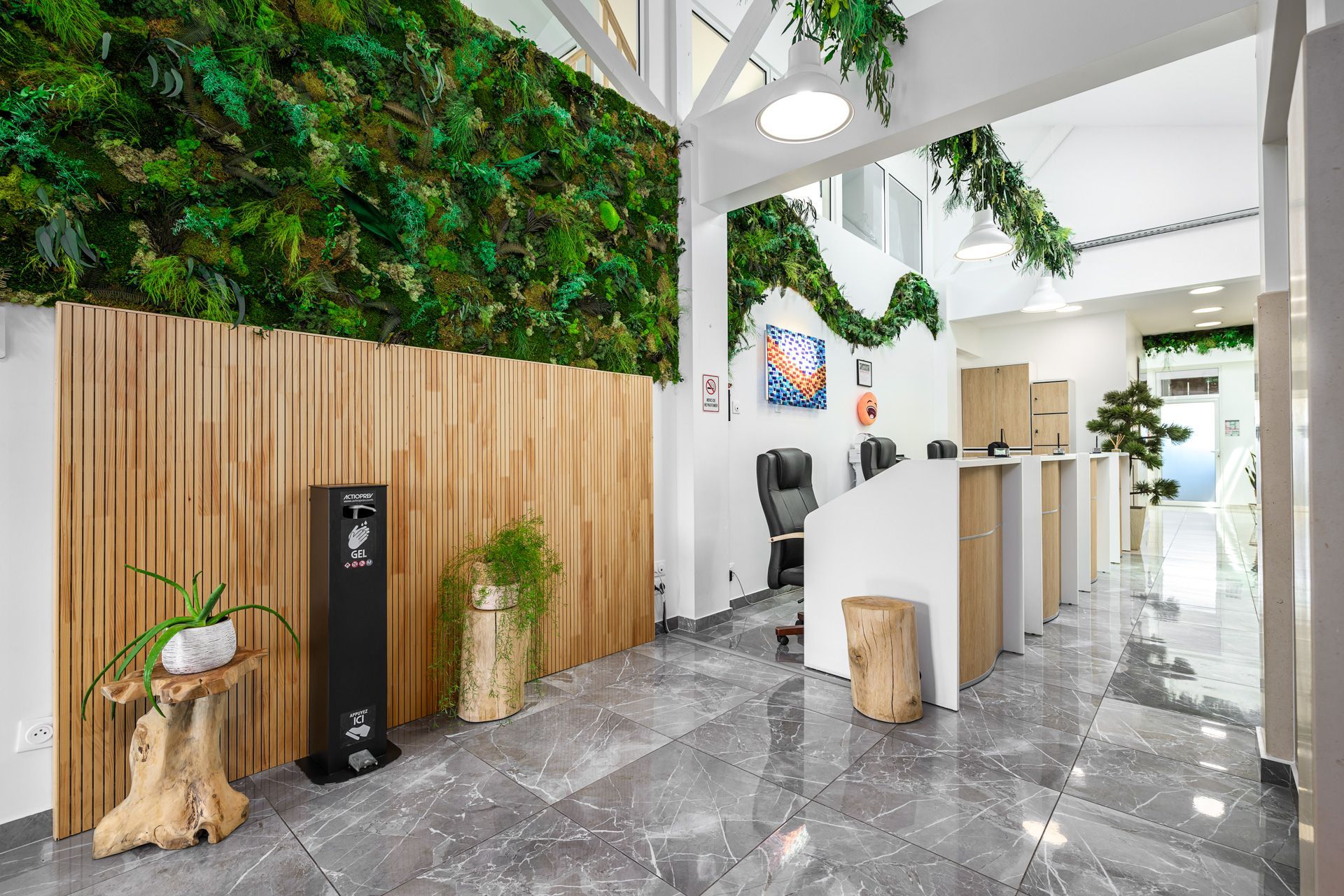 Couloir vers l'accueil du cabinet