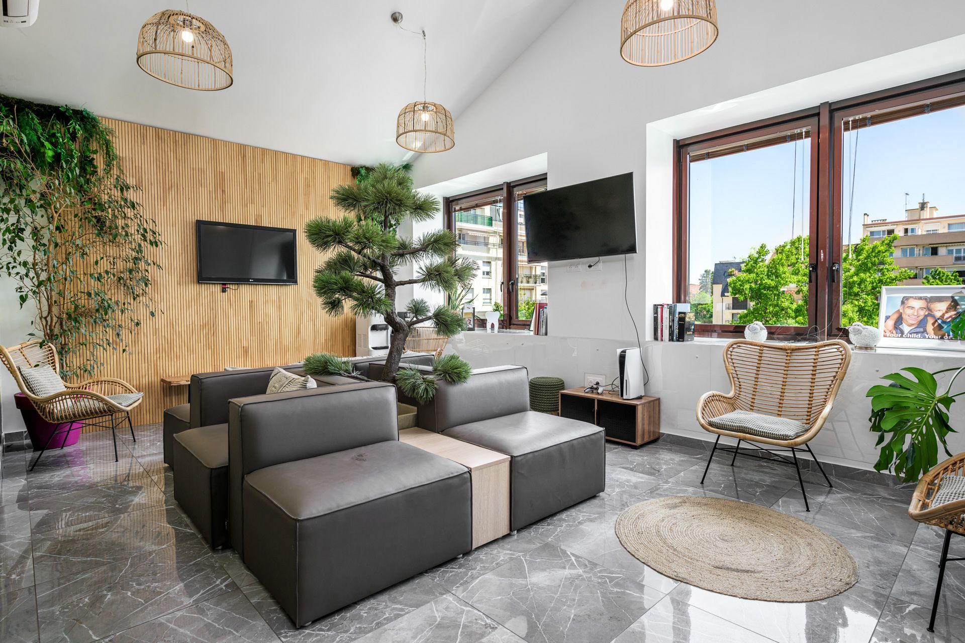 Salle d'attente avec des télévisions