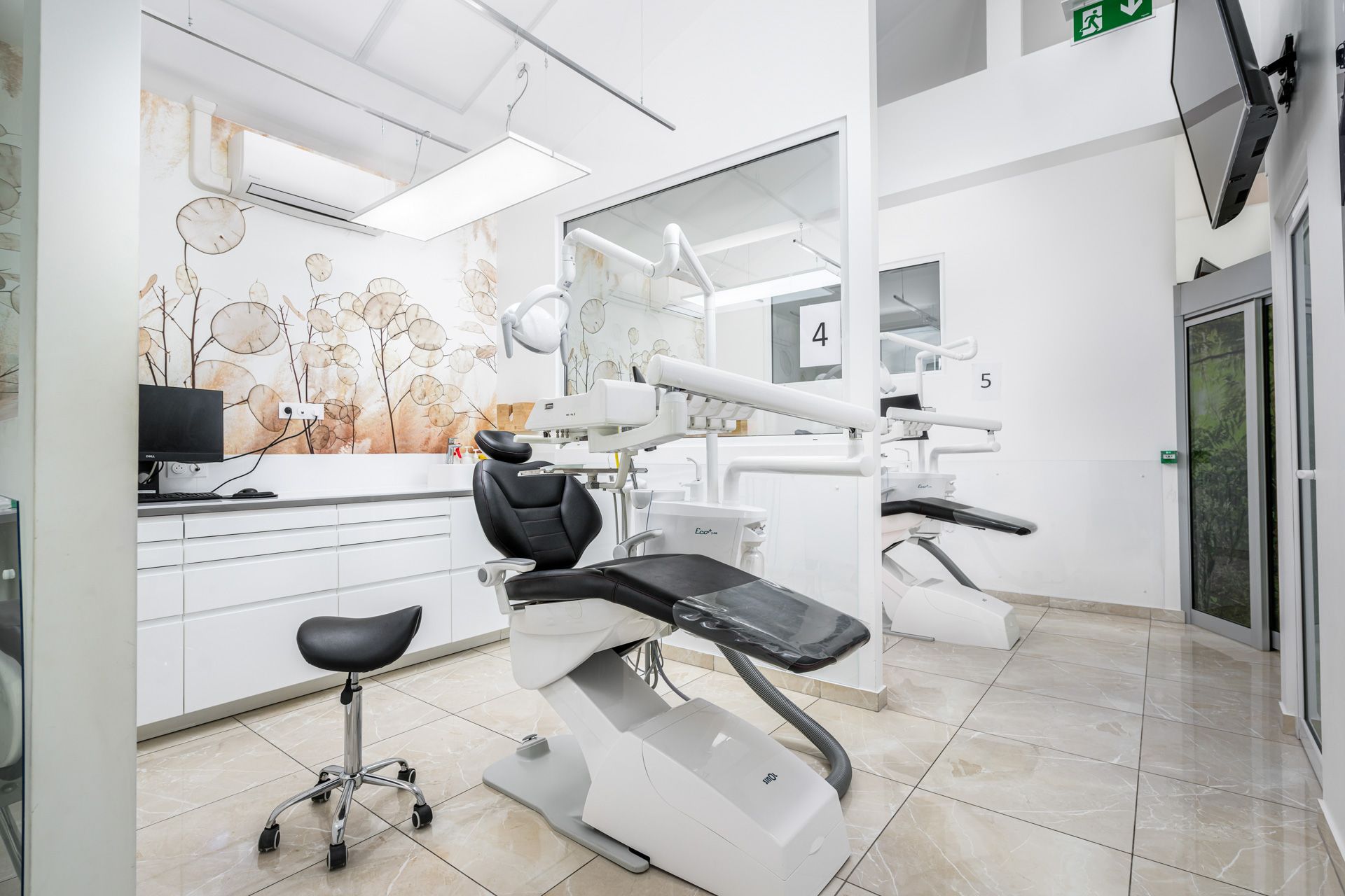 Salle de consultation du cabinet avec fauteuil noir