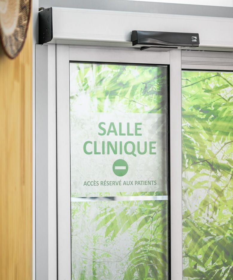 Porte de la clinique