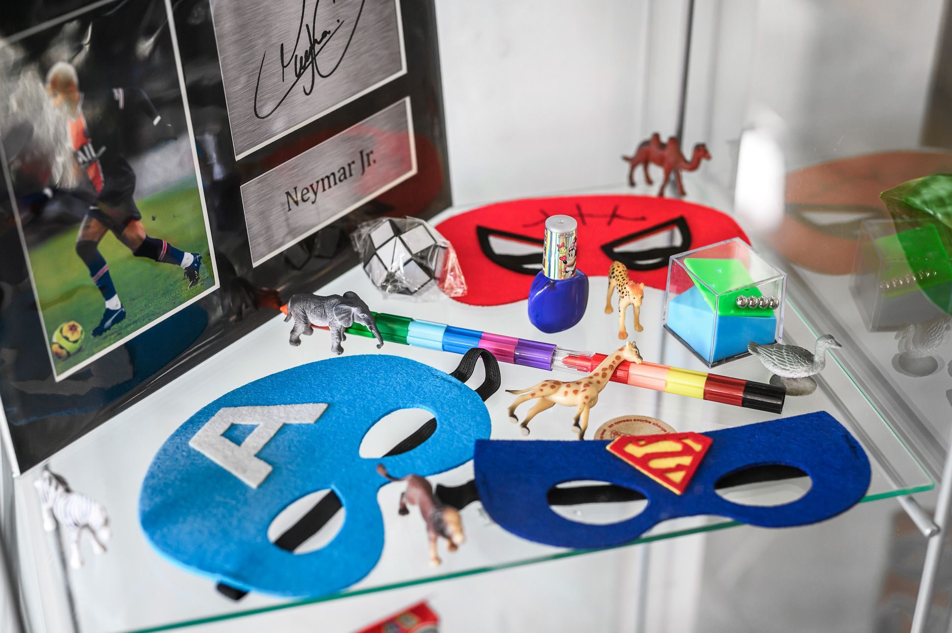 Masques d'enfants sur une étagère