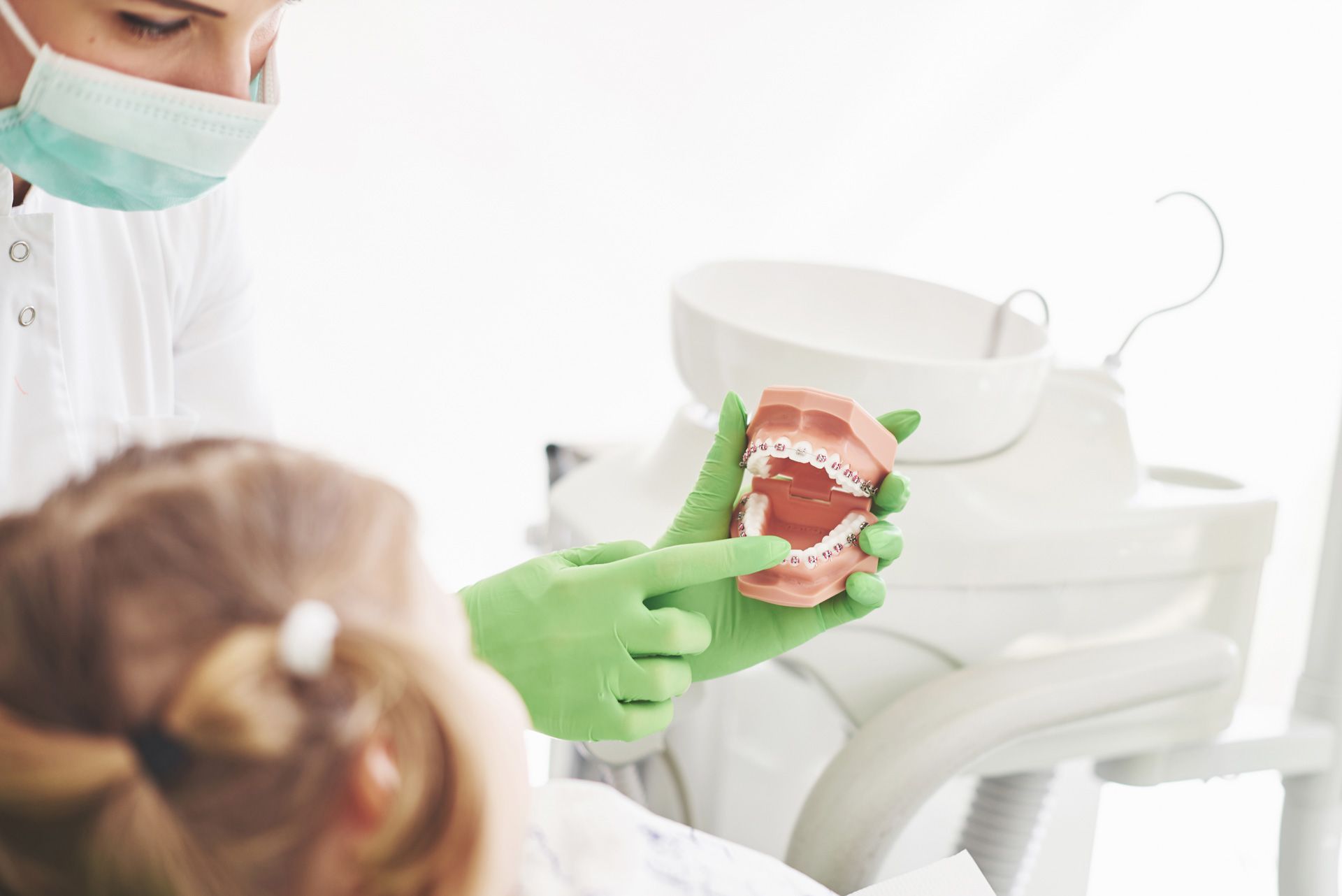 Professionnel montrant des bagues à un enfant