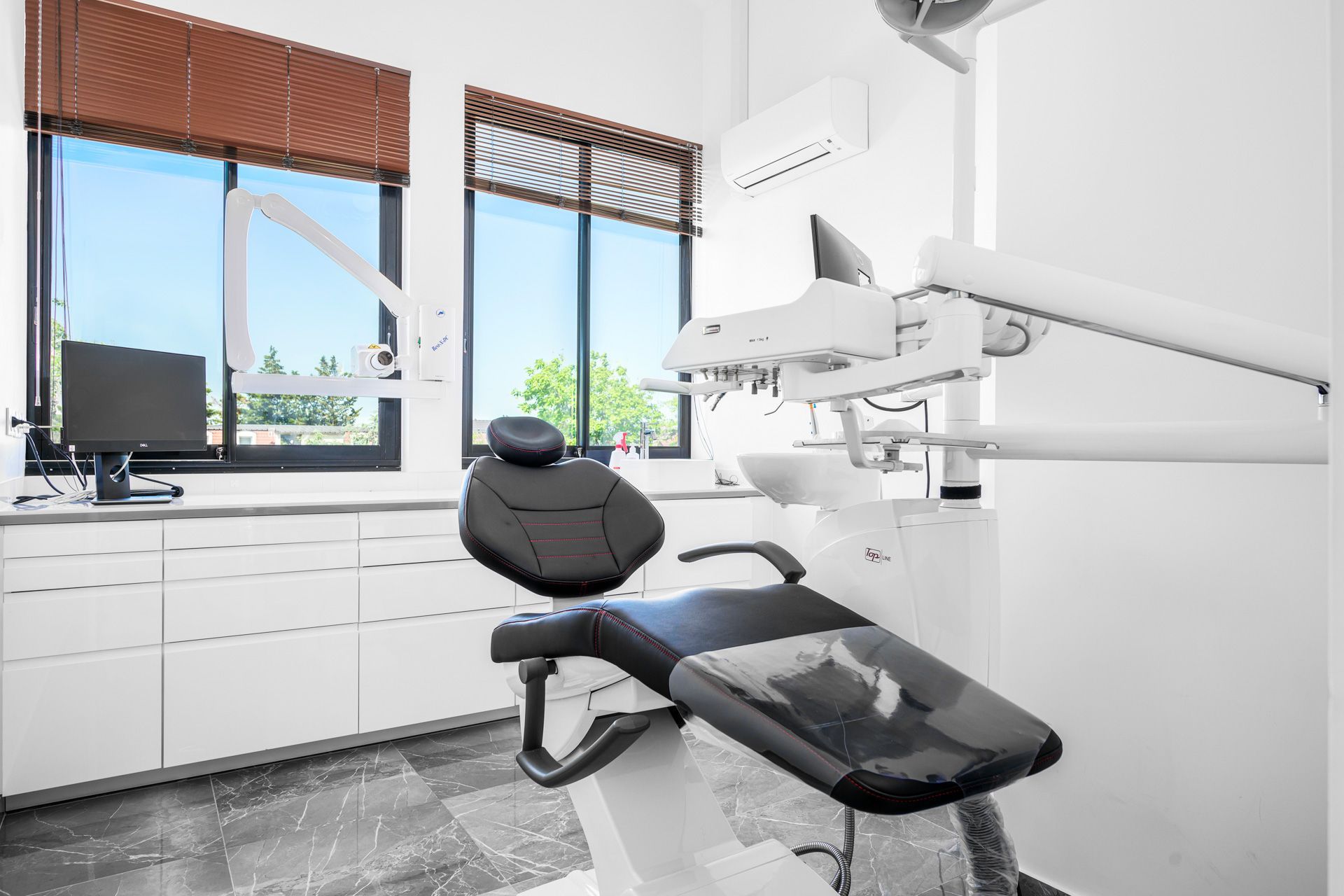 Siège noir d'un cabinet d'orthodontie