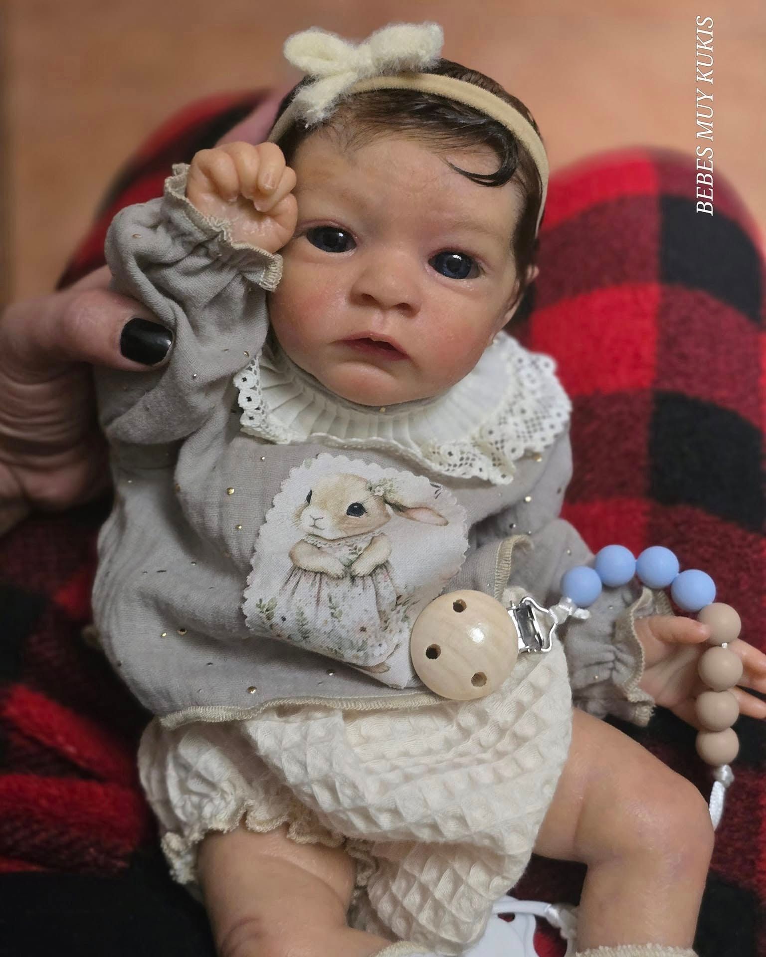 Una persona sostiene un muñeco con un chupete adjunto.