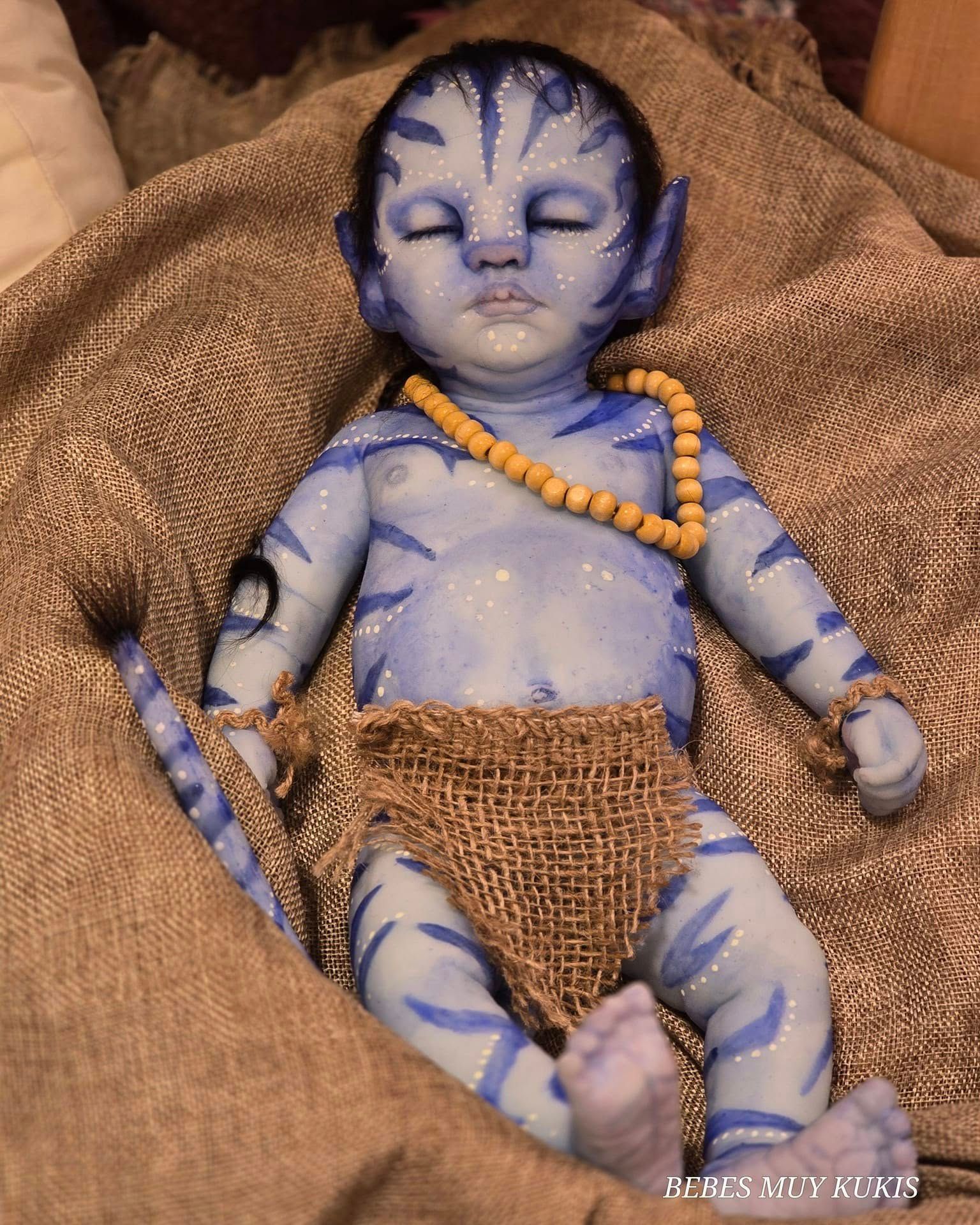 Un muñeco avatar bebé está durmiendo sobre una manta.