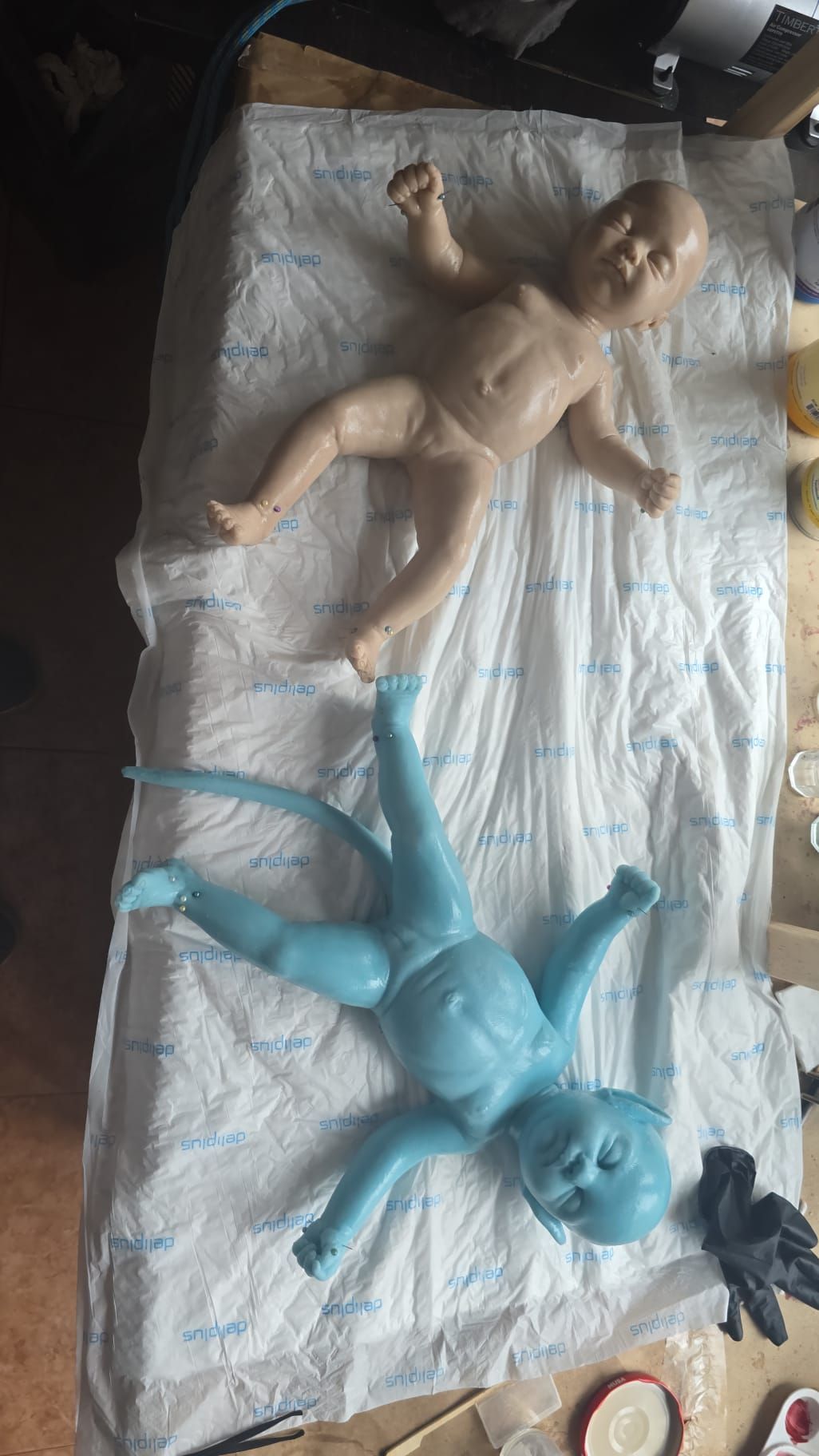 Una muñeca está acostada sobre una mesa de madera.