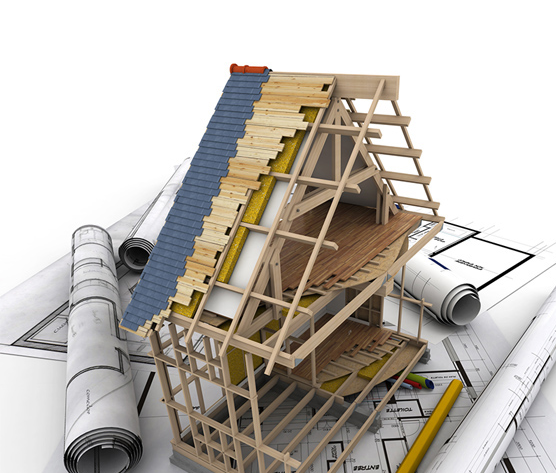 Maison à ossature bois en construction sur plans avec plans enroulés, crayons ; fond clair.