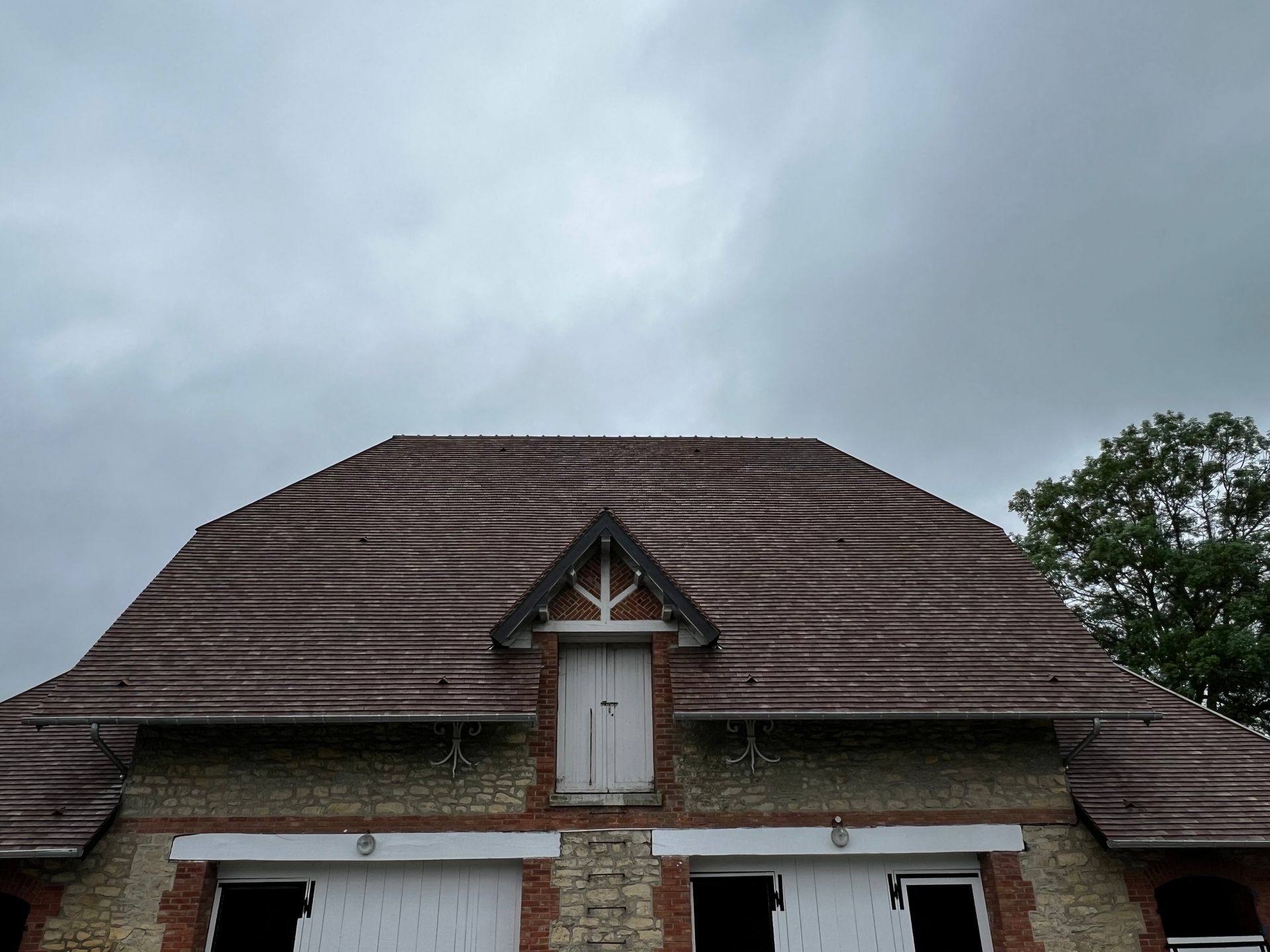Rénovation de la couverture d'une ancienne bâtisse.