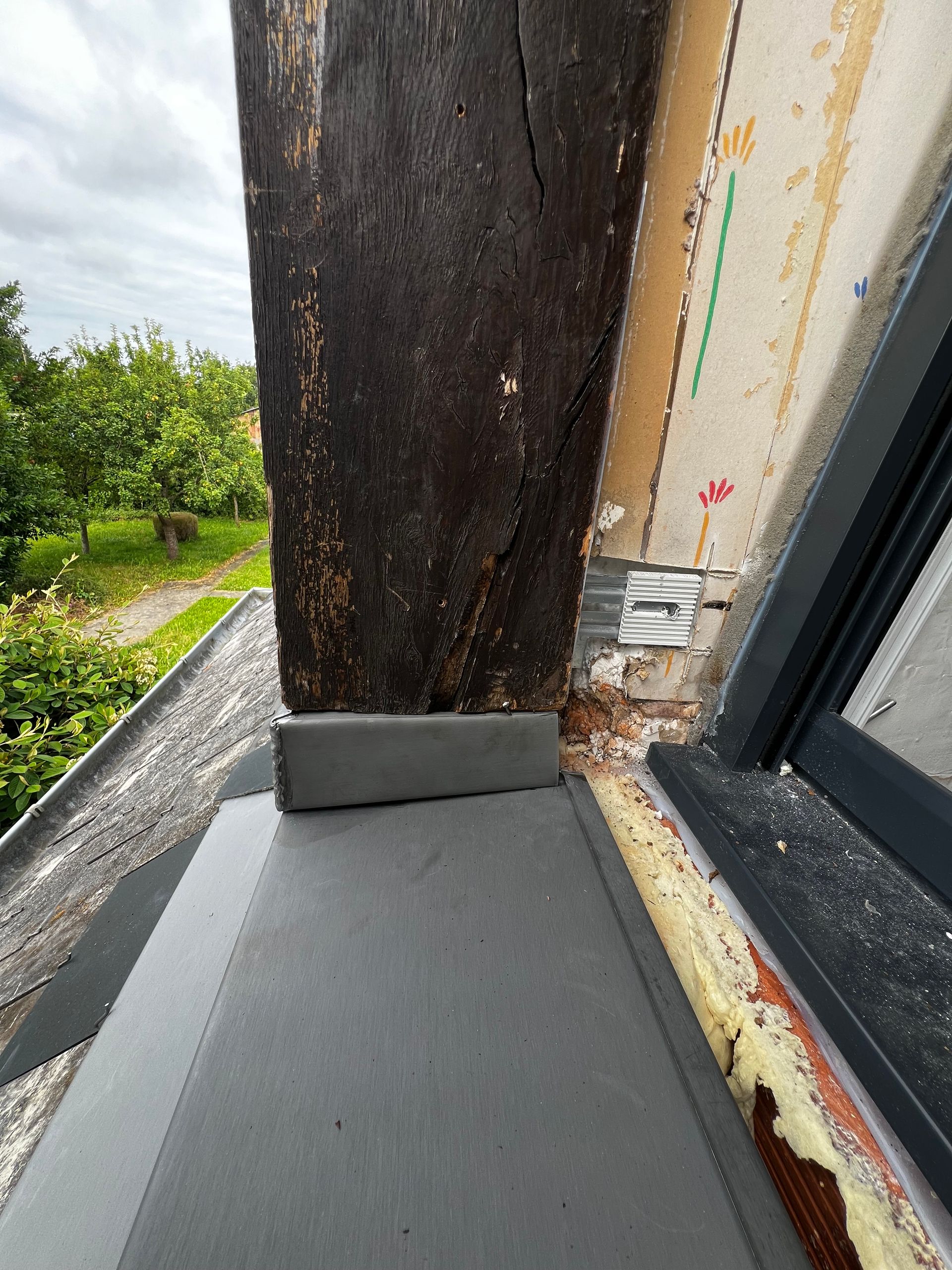 Pose de zinguerie sur le bord d'une fenêtre.