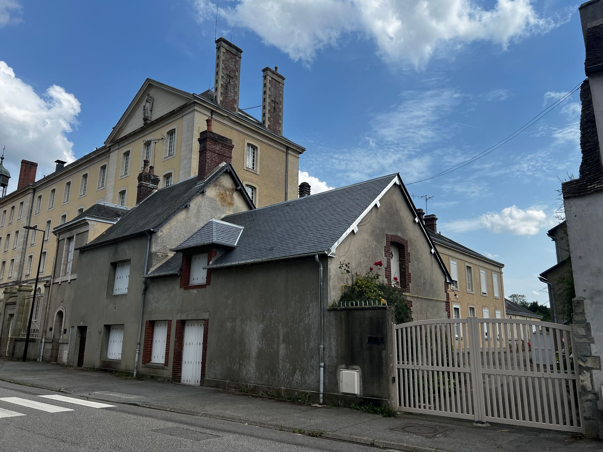 Installation de zinguerie sur une toiture.