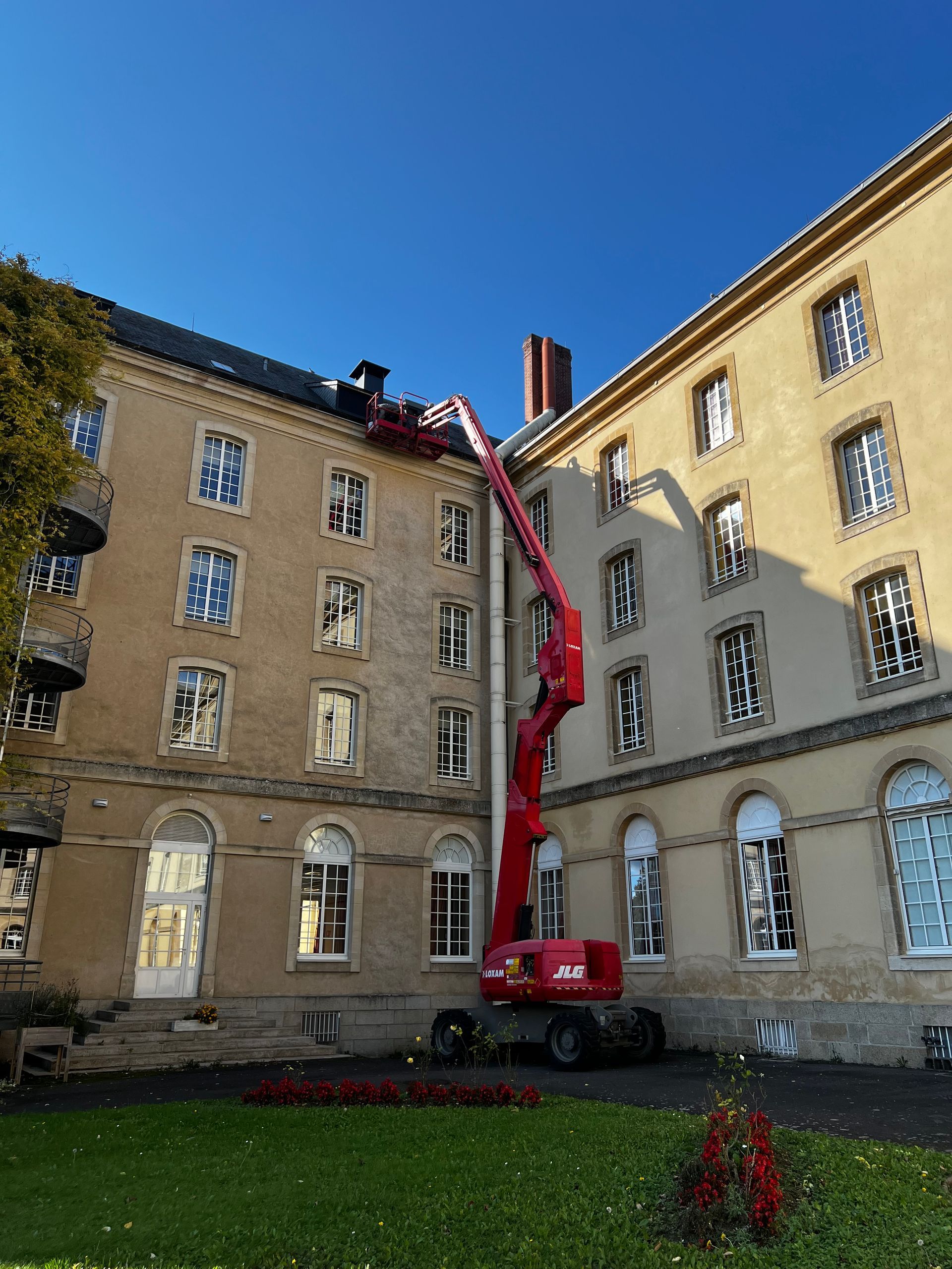 Bras télescopique pour monter les tuiles.
