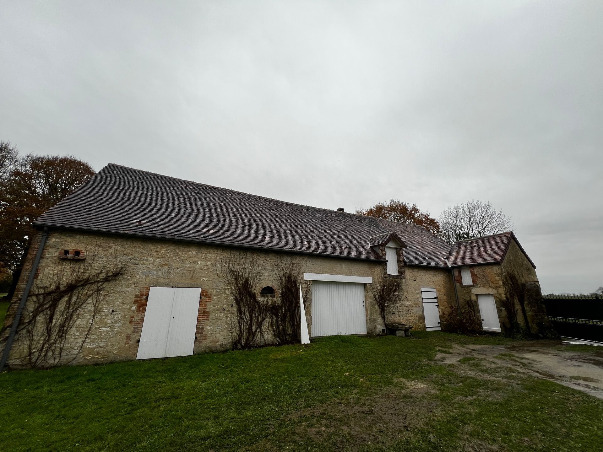 Rénovation de la toiture d'une ferme.