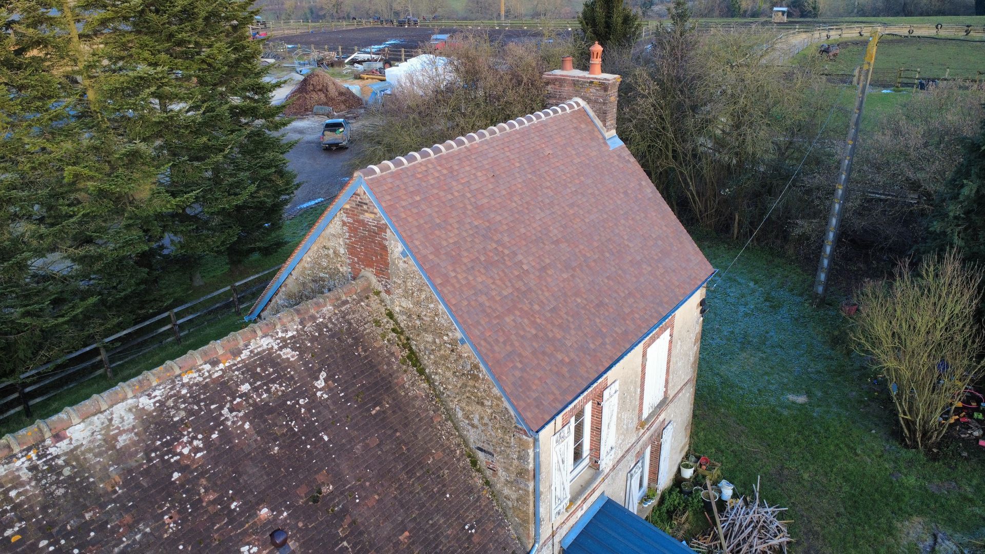 Ferme : rénovation du toit côté habitation.