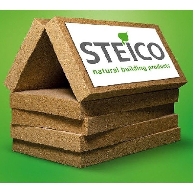 Pile de produits de construction naturels STEICO, superposés sur fond vert.