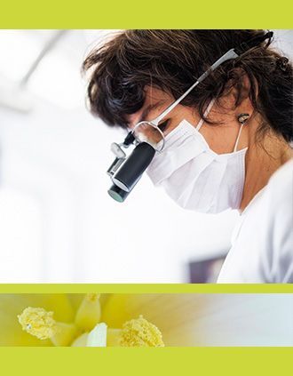 Ein Zahnarzt in einem weißen Rollkragenpullover berät einen Patienten in seiner Praxis