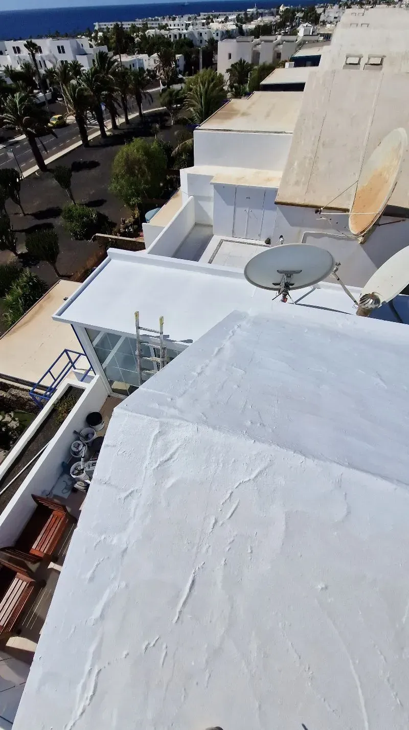 Un techo blanco con una antena parabólica encima