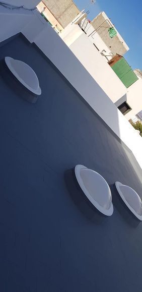 Tres platos blancos están sobre una mesa negra.