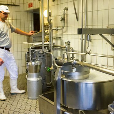 atelier-de-transformation-laiterie-fromagerie-du-paquier-gruyere-fribourg