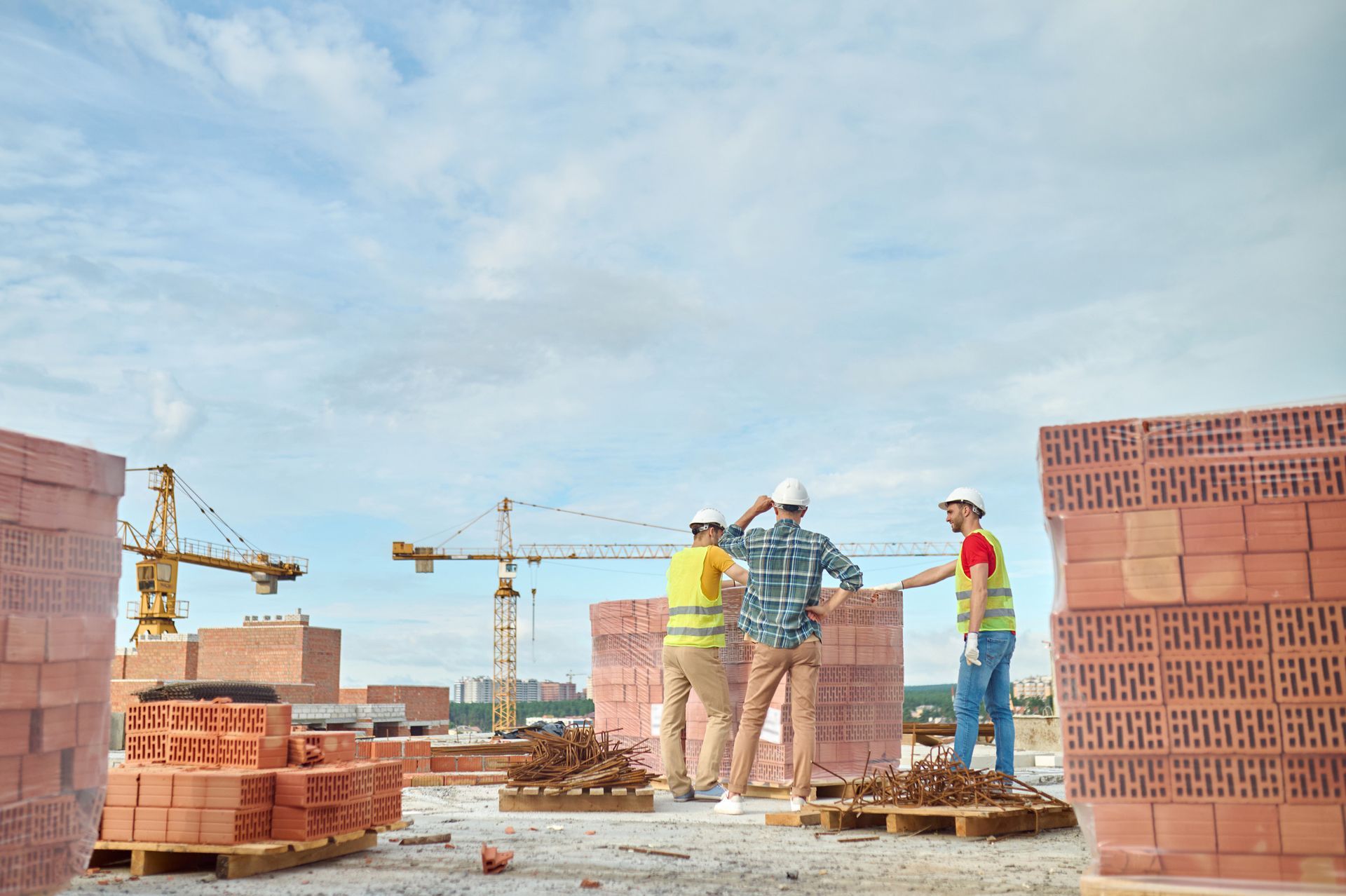Una habitación en construcción con paredes de ladrillo y bloques blancos.