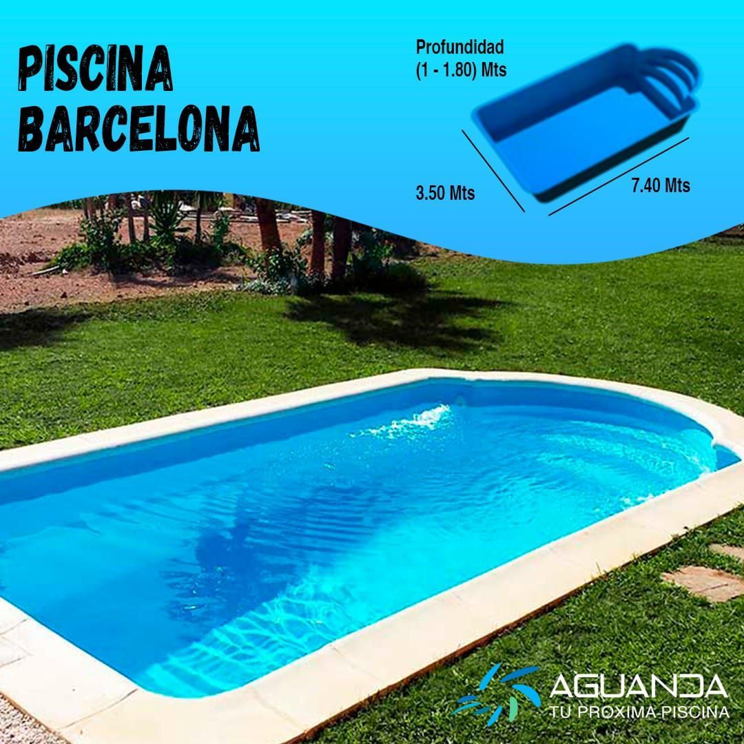 Piscina exterior rectangular “Barcelona” de color azul, rodeada de césped y piedra.