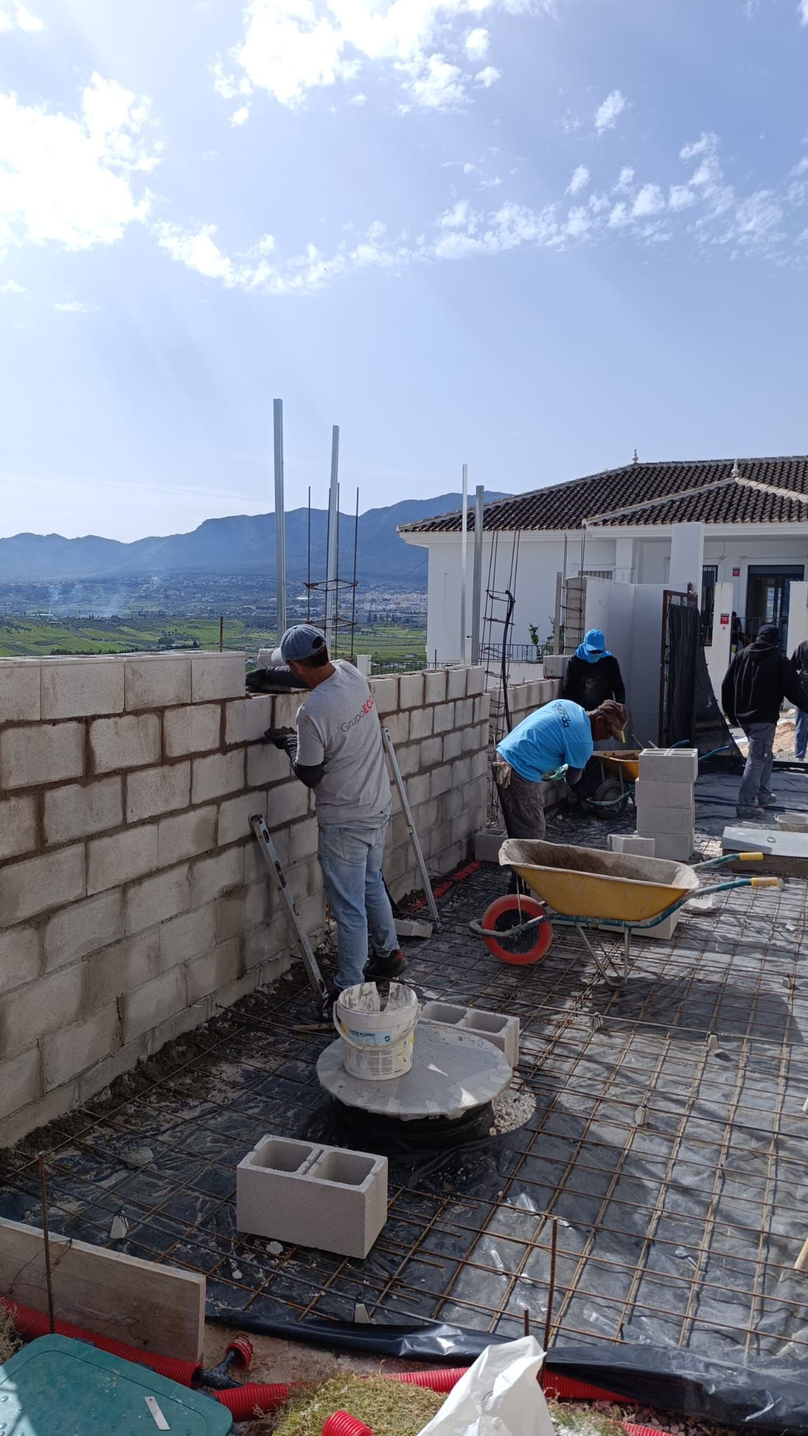Una habitación en construcción con paredes de ladrillo y marcos de metal.