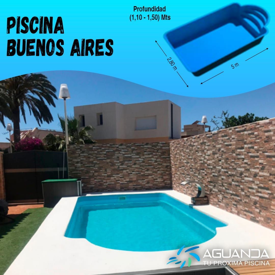 Una piscina rectangular azul en un patio con un muro. Texto: Piscina Buenos Aires.