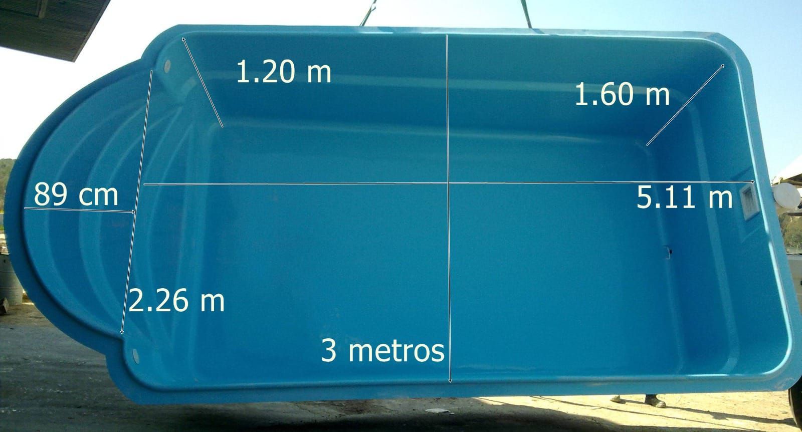 Piscina rectangular de color azul con lados redondeados, con dimensiones indicadas en metros.