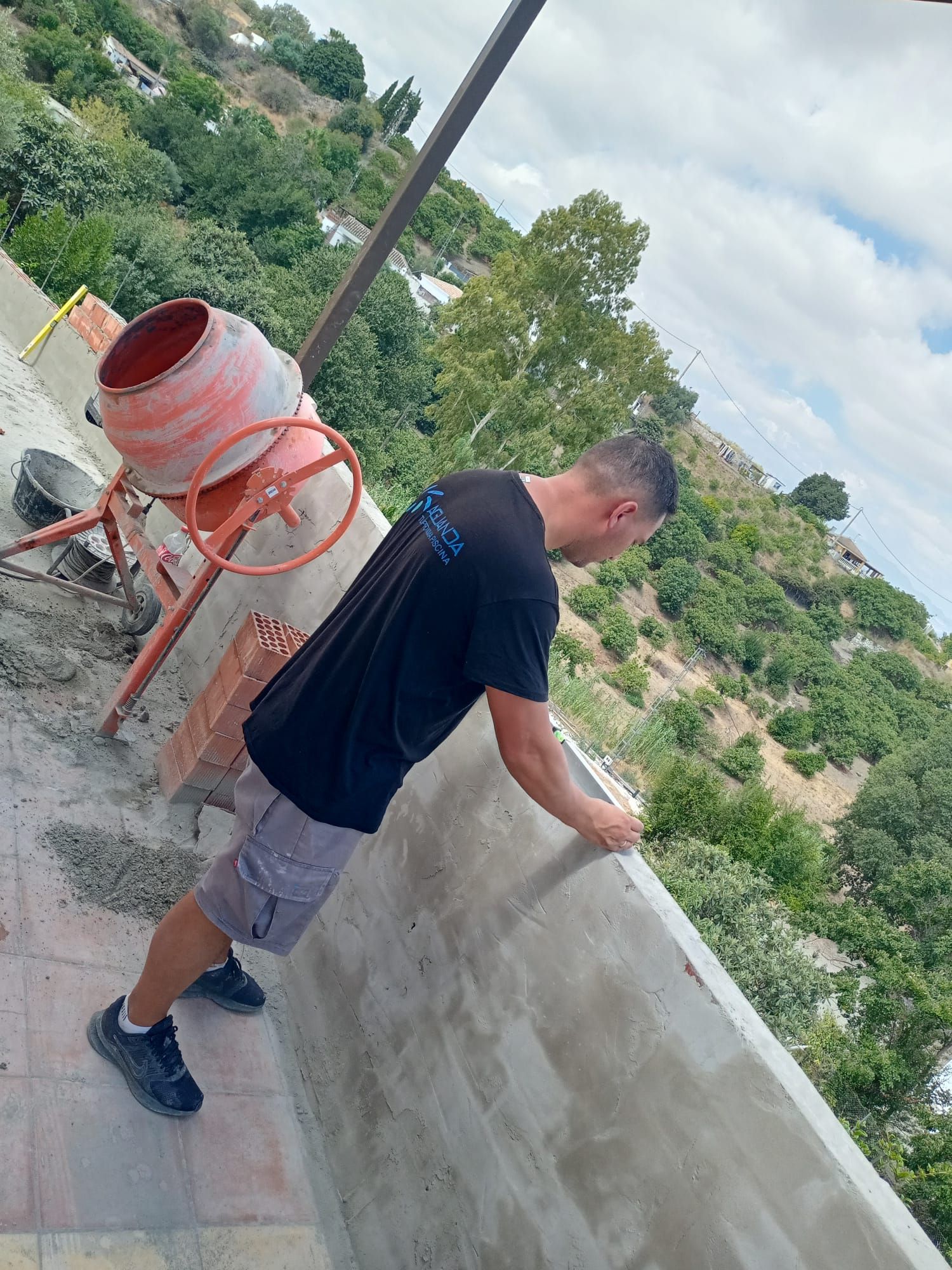 Una habitación en construcción con paredes de ladrillo y bloques blancos.