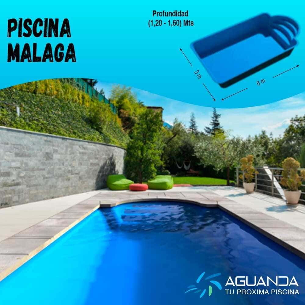 Piscina denominada Málaga con dimensiones sobre fondo turquesa con entorno ajardinado.