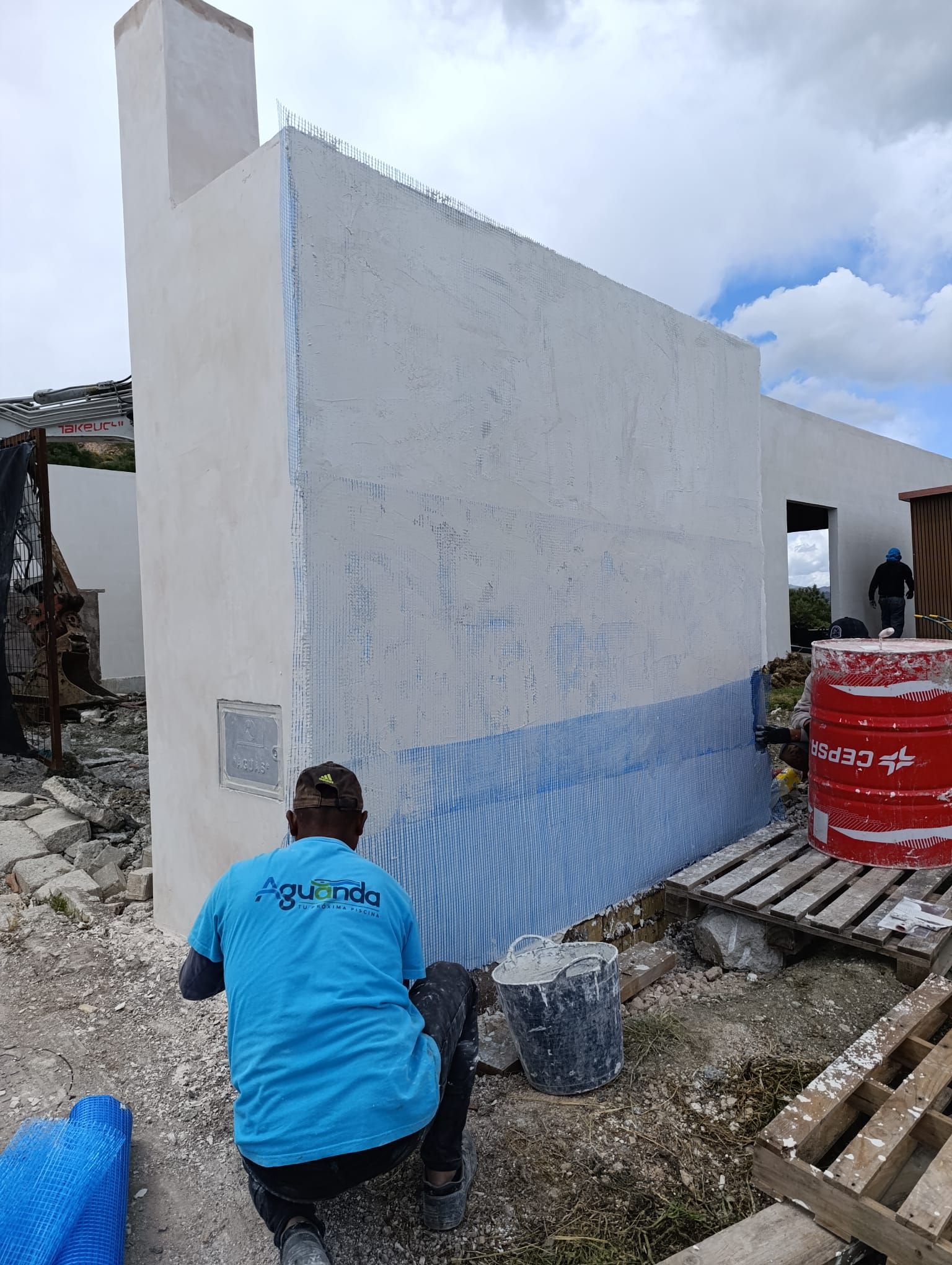 Una habitación en construcción con paredes de ladrillo y bloques blancos.